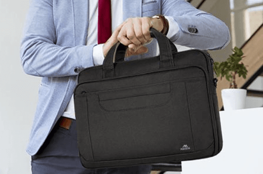How do man in workplace choose a briefcase?