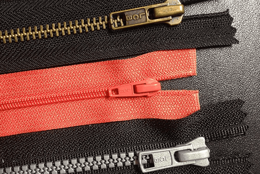 What are the advantages of backpack zippers of different materials?